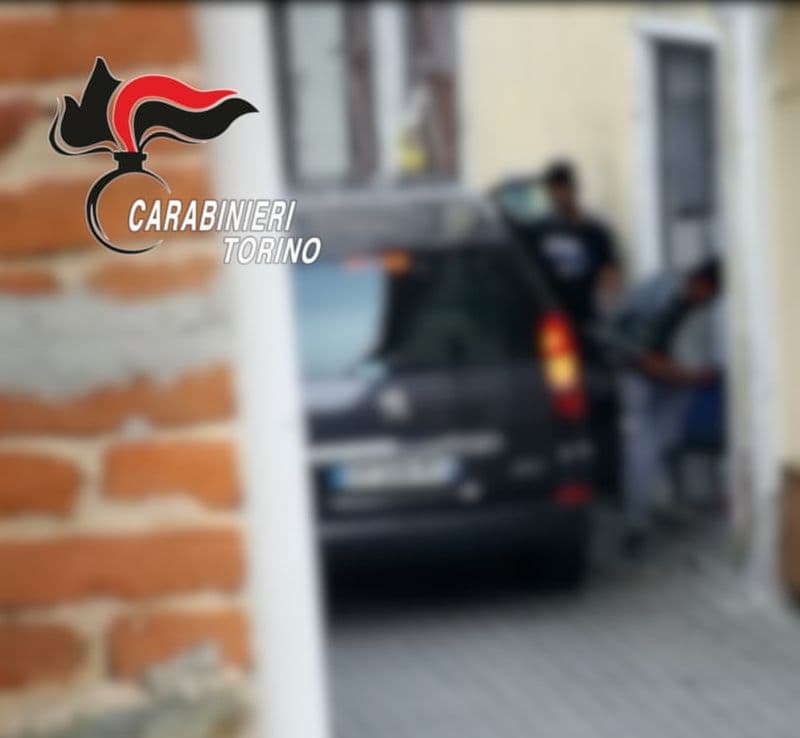 TRATTA DI CLANDESTINI IN CANAVESE - Cinque pakistani fermati a Torre dai carabinieri della compagnia di Ivrea - FOTO e VIDEO