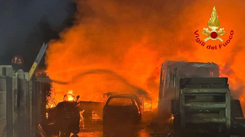 RONDISSONE - Incendio nella notte devasta automezzi parcheggiati nel piazzale di un capannone - FOTO e VIDEO