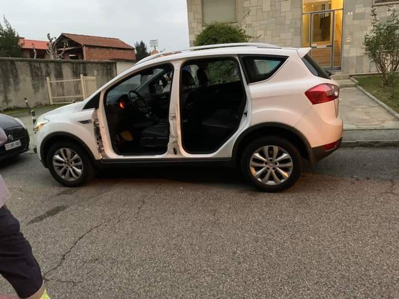 SAN BENIGNO CANAVESE - Ladri di portiere in azione: depredate due auto - FOTO