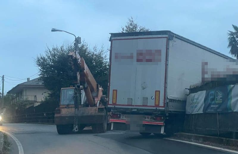 PRATIGLIONE - Sbaglia manovra e rimane con il camion incastrato