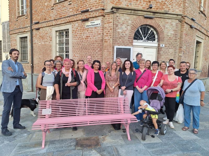 SAN BENIGNO CANAVESE - Inaugurata una panchina rosa per la lotta contro il tumore al seno - FOTO