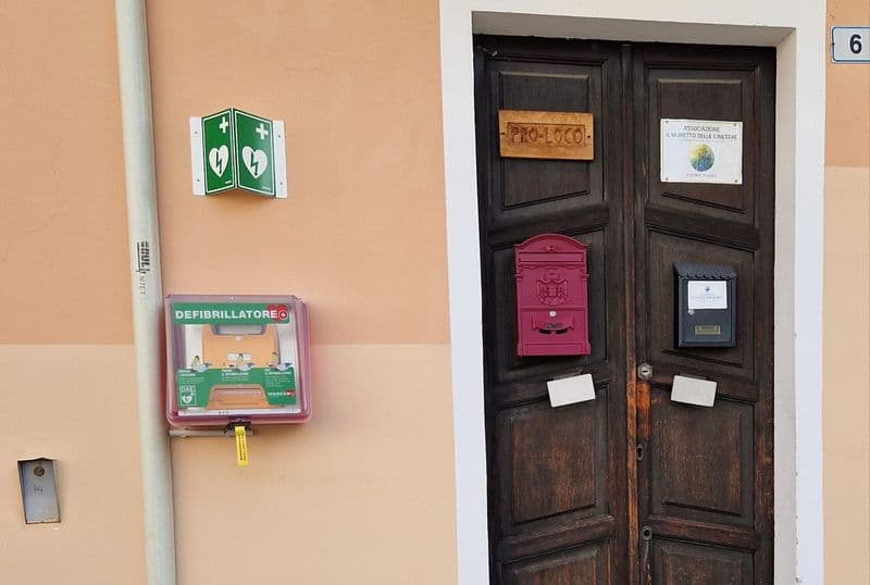 CUCEGLIO - Ora c'è il defibrillatore: lo hanno comprato (e donato) i cittadini