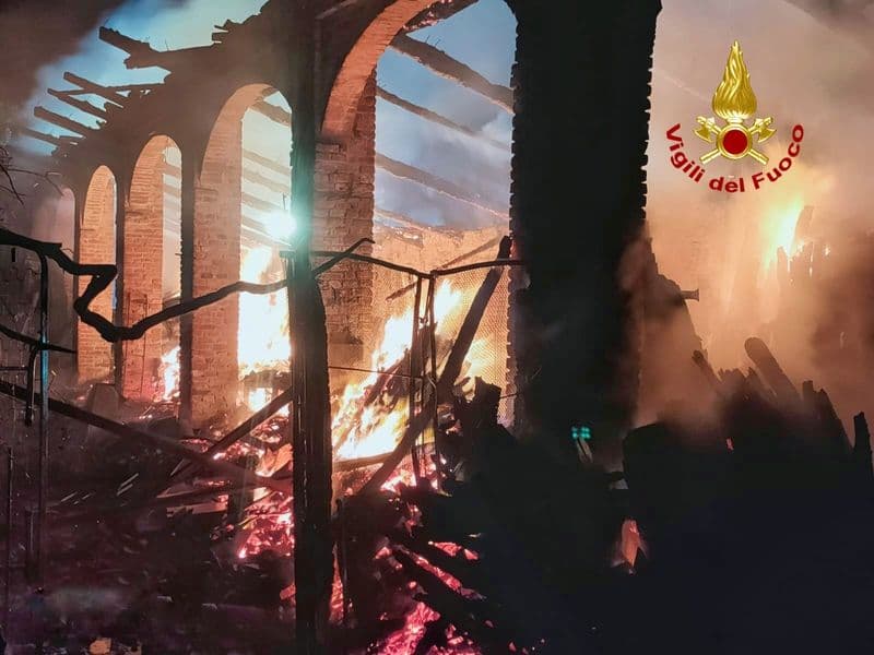 TORRAZZA PIEMONTE - Incendio in cascina, vigili del fuoco al lavoro: un pompiere contuso e due persone intossicate - FOTO