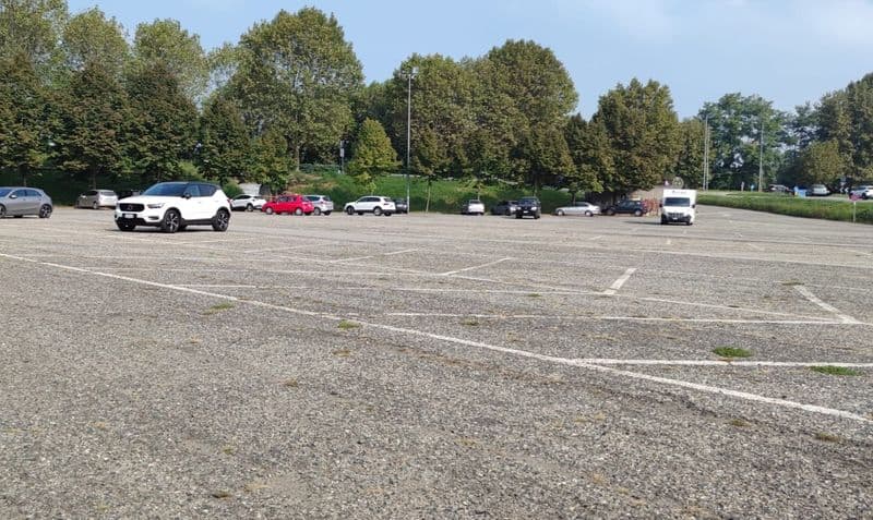 RIVAROLO CANAVESE - Asfalto della piazza a pezzi, autoscuole in «esilio» a Cuorgnè per gli esami delle moto