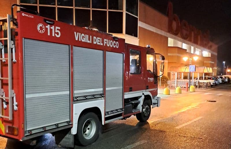 PAVONE CANAVESE - Allarme per il fumo nella galleria, evacuato il centro commerciale