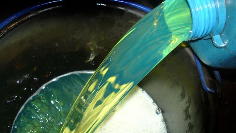 CHIVASSO - Ladri di gasolio pasticcioni costretti a fuggire a mani vuote: migliaia di litri di carburante finiscono nella roggia