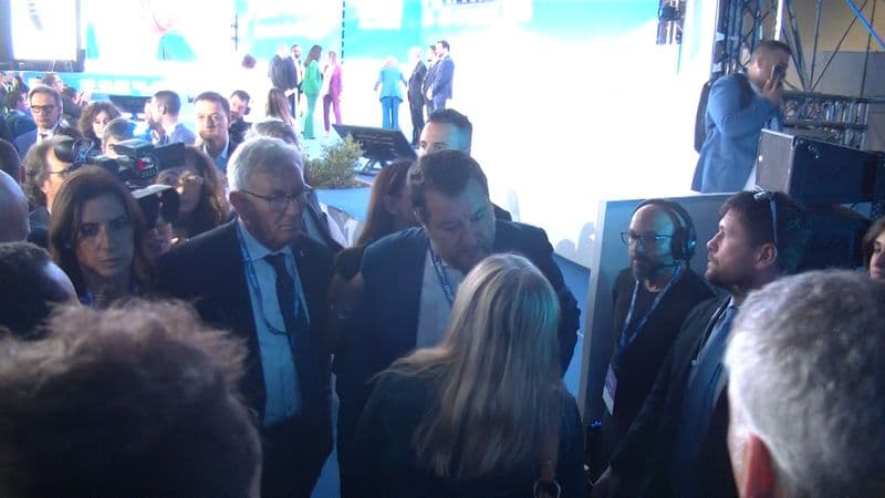 CHIVASSO - Il sindaco Castello consegna un dossier sulle infrastrutture ferroviarie al ministro Matteo Salvini - VIDEO