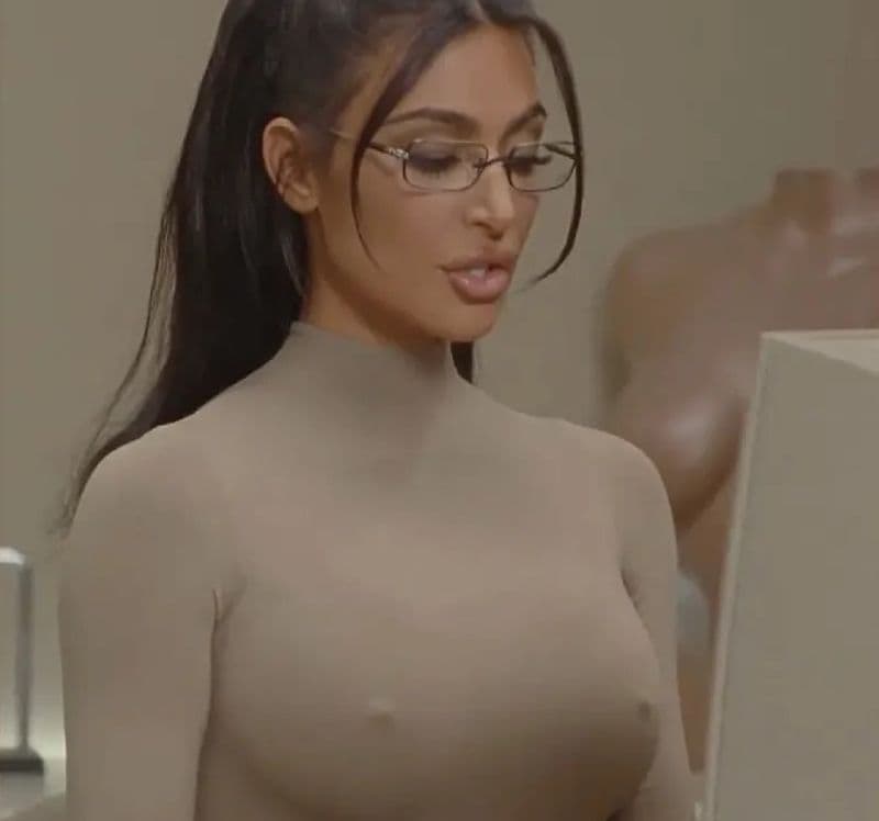 GLAMOUR – Il reggiseno di Kim Kardashian, per sembrare “senza” anche quando c’è