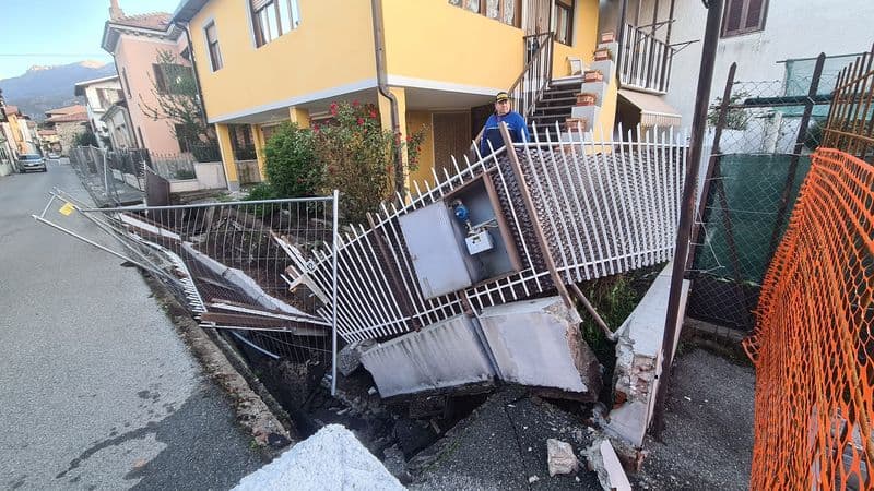 BORGOFRANCO D'IVREA - Crollata la copertura della roggia - FOTO