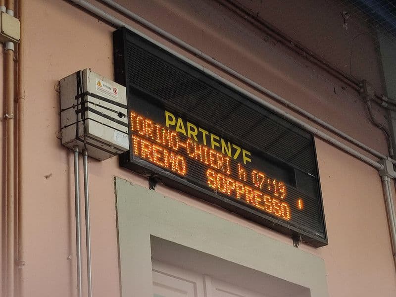 FERROVIA CANAVESANA - Guasto alla linea, treni fermi o in ritardo: pendolari furibondi rimasti a piedi nelle stazioni