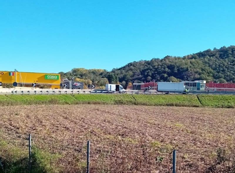 IVREA - Chiuso lo svincolo dell'autostrada Torino-Aosta per un camion in panne e una perdita d'olio sull'asfalto