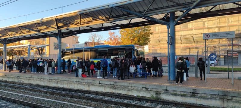 FERROVIA CANAVESANA - Giornata disastrosa, un guasto dietro l'altro: treni fermi o in grave ritardo su tutta la tratta Settimo-Rivarolo