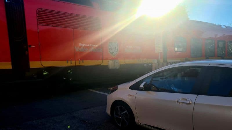 BORGOFRANCO D'IVREA - Auto incastrata al passaggio a livello, sfiorato l'impatto con il treno - FOTO