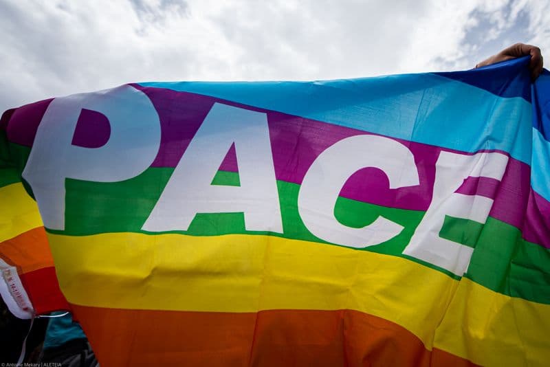 IVREA - Via la bandiera della pace dalla chiesa di San Lorenzo, è polemica su don Gianni