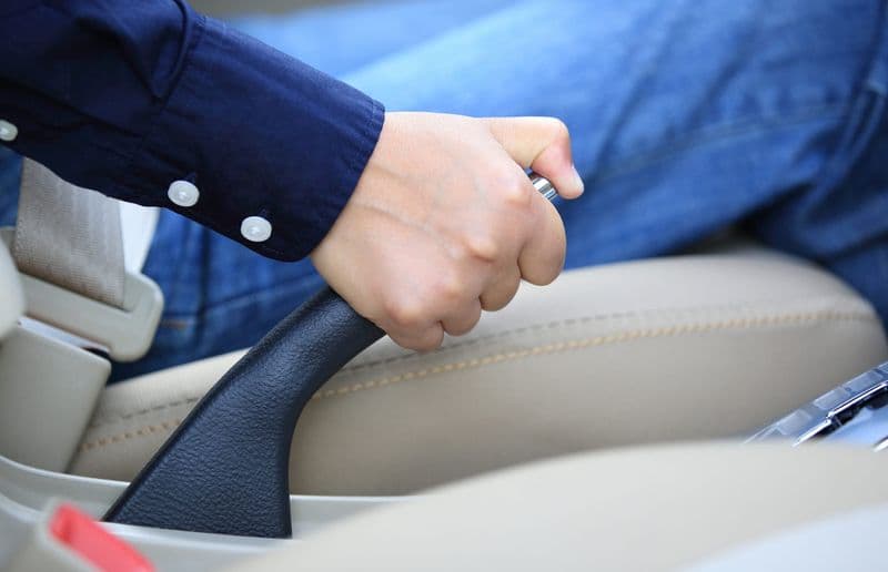 MOTORI - Il freno a mano manuale, un ricordo del passato