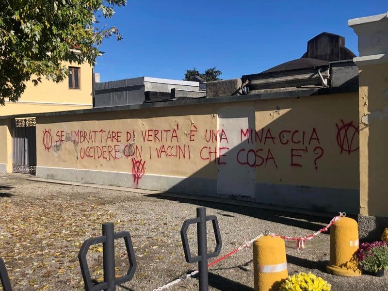 LEINI' - Vandali imbrattano i muri del cimitero con delle scritte no-vax - FOTO