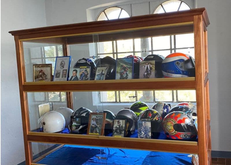 VALPERGA - Al Santuario di Belmonte una sala con i caschi in ricordo dei motociclisti che hanno perso la vita