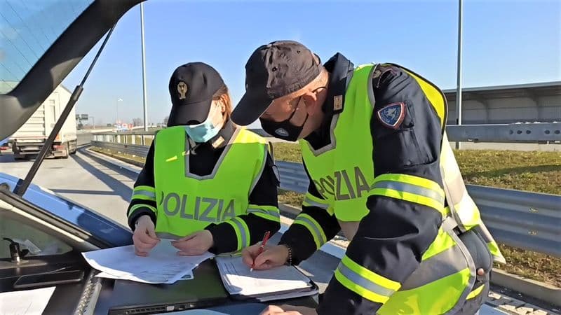 TANGENZIALE TORINO - Viaggiano sulla corsia d'emergenza per evitare il traffico: 100 patenti ritirate dalla polizia stradale