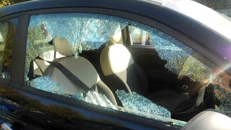 IVREA - Vandali scatenati fuori dallo stadio: donne inseguite e il finestrino di un'auto rotto con una spranga