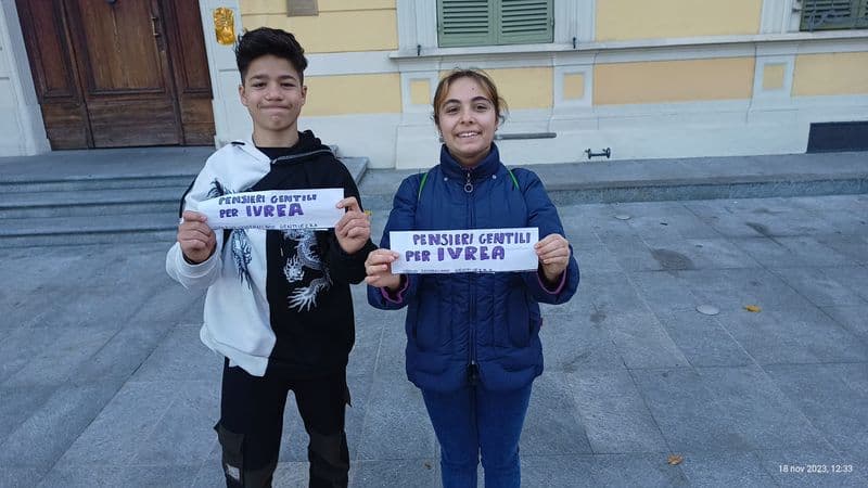IVREA - Volto e Totta, i due ragazzi che fermano i passanti per chiedere loro della gentilezza - FOTO