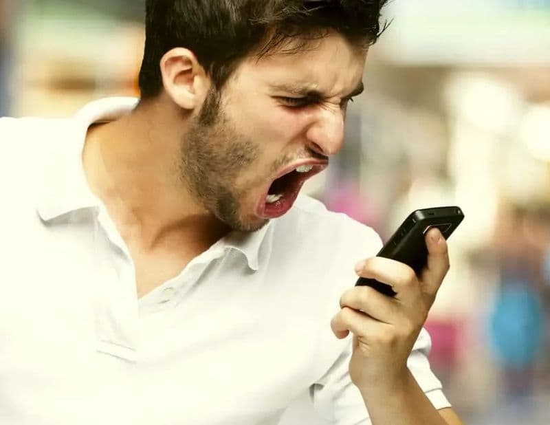 EDUCAZIONE - Il galateo del cellulare, secondo gli inglesi