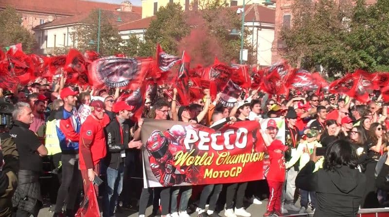 CHIVASSO TIFA PECCO - Maxischermo in piazza d'Armi per seguire la gara MotoGP di Valencia