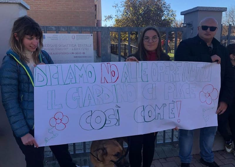 LEINI - «No alla mensa al posto del giardino della scuola» - VIDEO