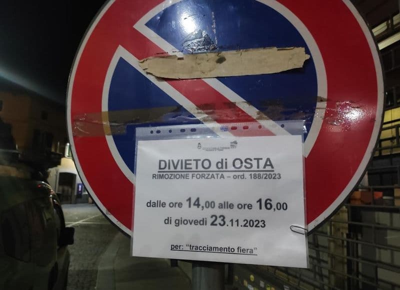 CASELLE - Divieto di «osta» in via Torino: cartelli con l'errore in città