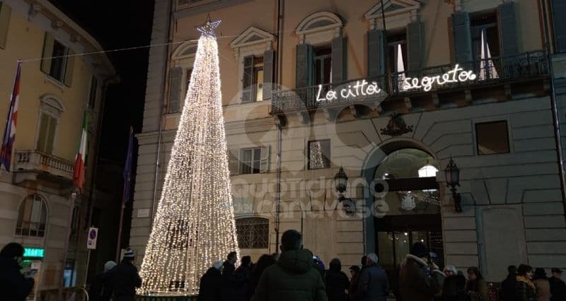 IVREA - Sabato si accendono le luminarie di Natale in città