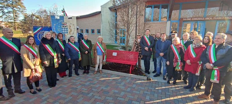 AGLIE' - Una panchina rossa contro la violenza sulle donne - FOTO e VIDEO