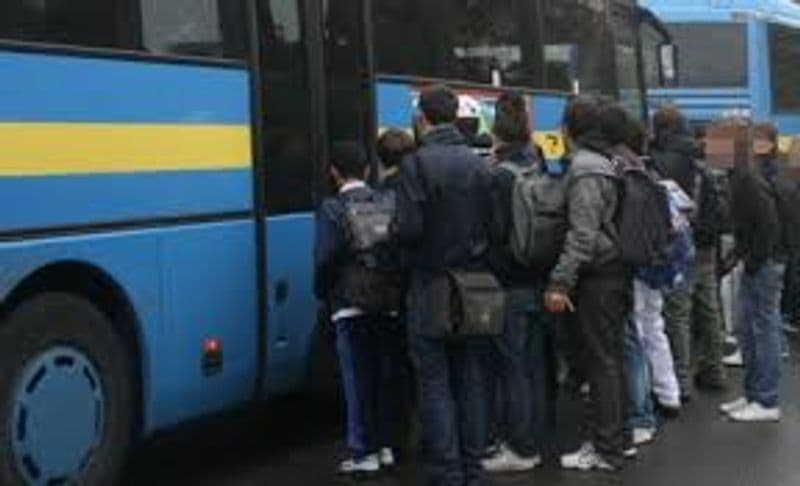 VALCHIUSELLA - Coincidenze «fantasma» e bus strapieni, studenti appiedati o spesso in ritardo a scuola: scoppia la polemica