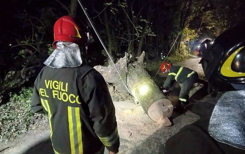 CANAVESE - Forte vento, diversi interventi dei vigili del fuoco: in quota raffiche a 160 chilometri orari