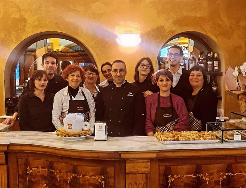 RIVAROLO CANAVESE - Una grande folla per il benvenuto all'Antica Pasticceria Pan Belmonte in viale Berone - FOTO