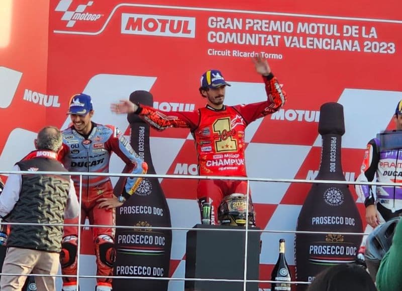 CHIVASSO - Valentino Rossi celebra Bagnaia: «Grande Pecco, bravissimo» - FOTO E VIDEO DA VALENCIA