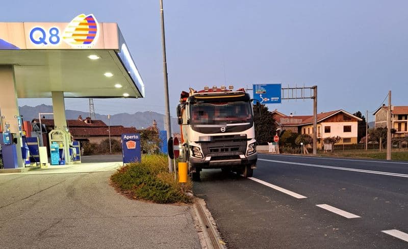 OZEGNA - Sosta selvaggia lungo la provinciale: un pericolo