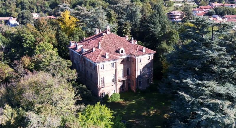 MONTALENGHE - Il castello che ospitò Napoleone è in vendita: costa meno di un milione di euro - FOTO