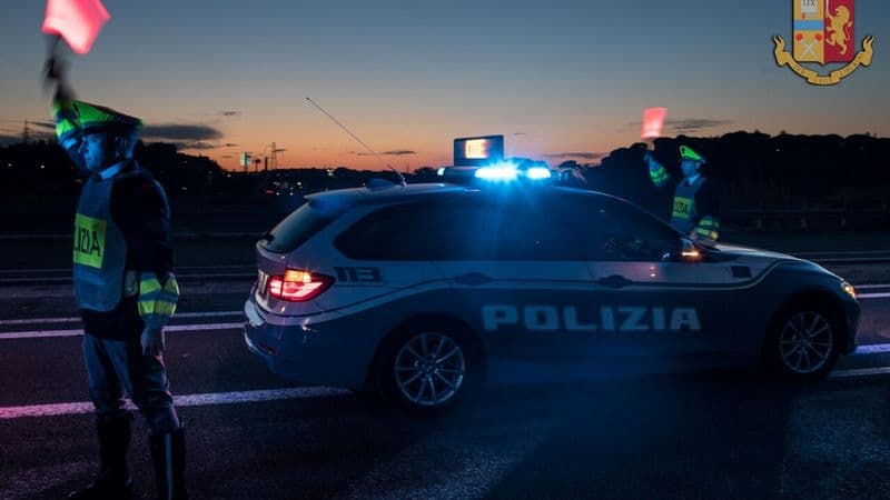 ASSALTO AL PORTAVALORI SULLA TORINO-MILANO - Banditi in fuga, ricerche in tutta la zona. Traffico in tilt