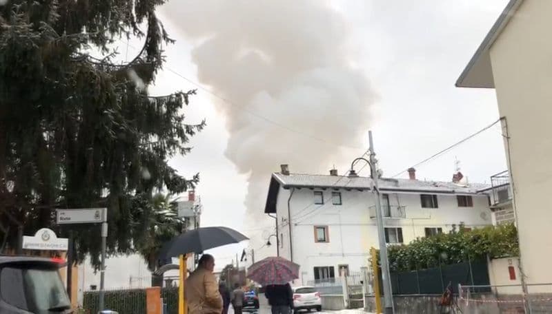 PAVONE CANAVESE - A fuoco un box auto: intervento dei vigili del fuoco