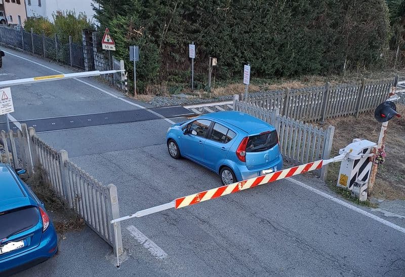 BORGOFRANCO D'IVREA - Ancora un incidente al passaggio a livello, cade una sbarra - FOTO