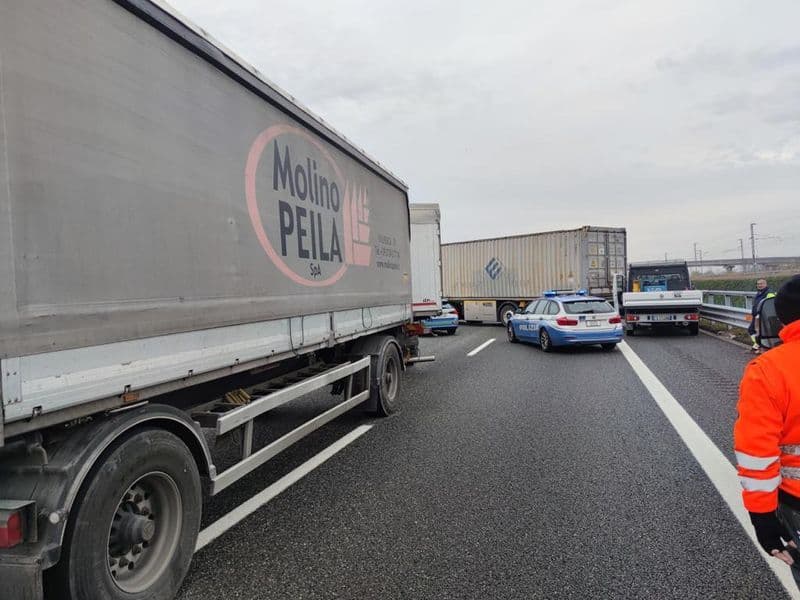 ASSALTO AL PORTAVALORI SULLA TORINO-MILANO - Pistola in faccia all'autista del camion per bloccare l'autostrada - FOTO