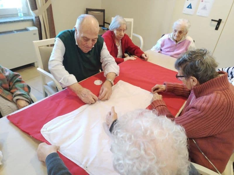 SAN MAURIZIO-BORGARO - Gli anziani delle Rsa aiutanti di Babbo Natale