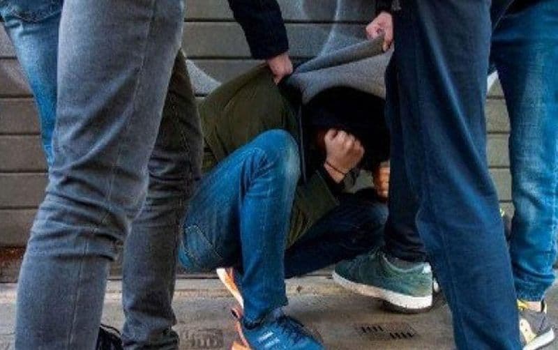 CHIVASSO - Baby gang terrorizza 15enne: calci e pugni per farsi dare centinaia di euro. Due minorenni arrestati dai carabinieri