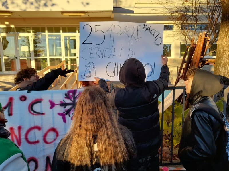 CALUSO-IVREA-SAN BENIGNO - Termosifoni spenti, caldaie ko e studenti che protestano fuori dalle scuole