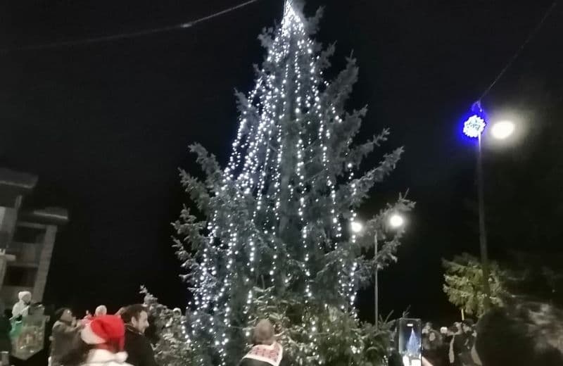 CERESOLE REALE - Acceso il tradizionale albero di Natale in piazza - FOTO