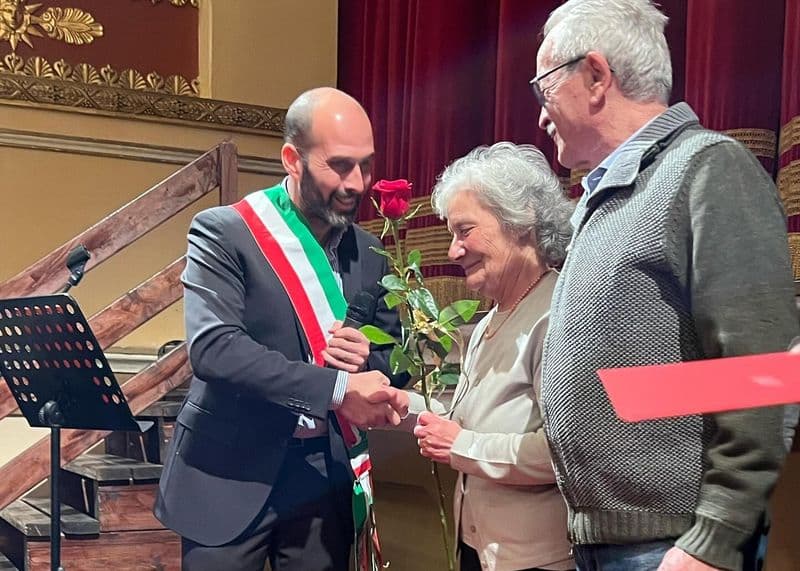 IVREA - Nozze d'oro: trenta coppie festeggiate dal Comune al Teatro Giacosa - FOTO