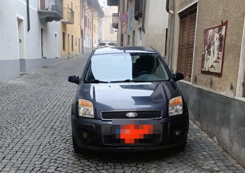 CANDIA CANAVESE - Auto in divieto di sosta blocca il camion della raccolta rifiuti: salta la pulizia dell'isola ecologica