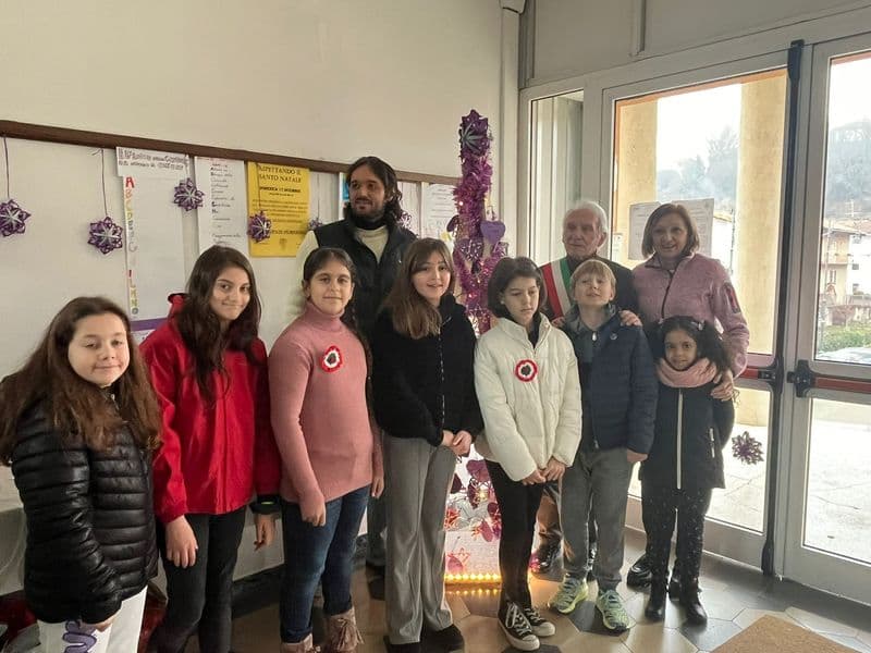 BOLLENGO - Un albero di Natale addobbato con parole gentili dai ragazzi del baby Consiglio comunale - FOTO