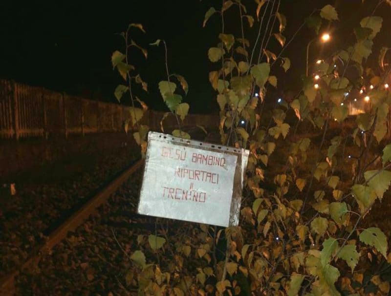 CUORGNE' - «Gesù bambino riportaci il trenino»: cartello e luminarie per chiedere il ritorno della Canavesana in città - FOTO