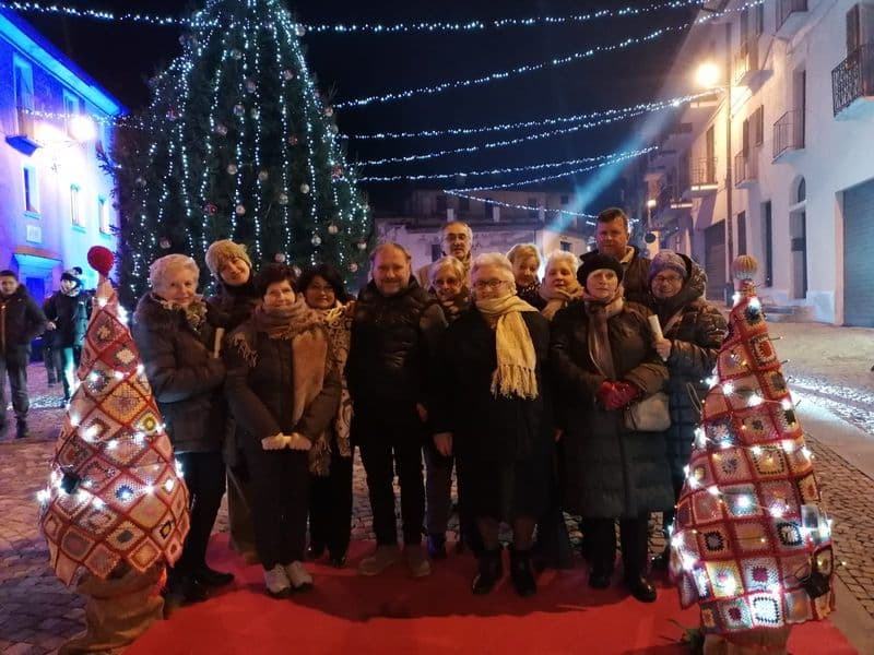 LOCANA - Si accende il Natale con luminarie e super albero - FOTO