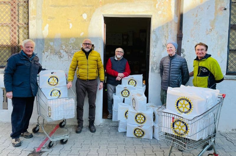 CUORGNE' - Il Rotary dona 300 pacchi di cibo alle famiglie più bisognose - FOTO